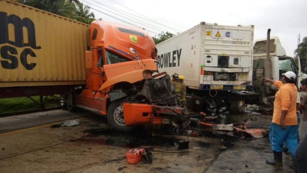 Rastras chocan en carretera hacia Puerto Cortés