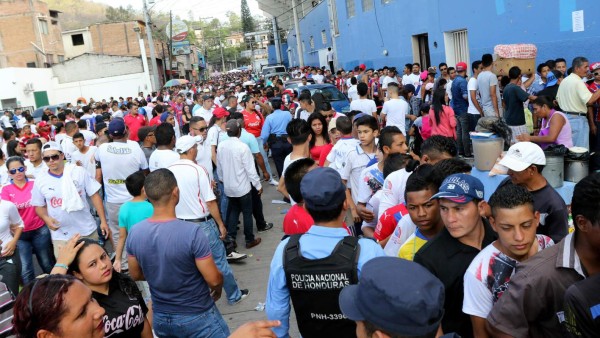 Video: Aglomeración de aficionados en las afueras del Nacional