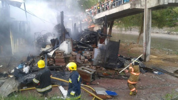 Bomberos intentan controlar incendio en mercados de Comayagüela