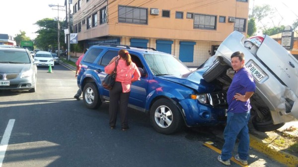 Ilesos tras accidente en la tercera avenida de San Pedro Sula
