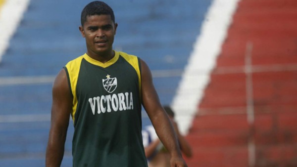 Elmer Zelaya demandó al Victoria en el TAF