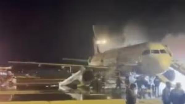 Cuatro heridos tras incendiarse un avión en el aeropuerto de Busan en Corea del Sur