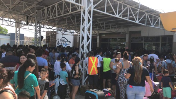 Unas 2,000 personas esperan tomar ferrys hacia Roatán y Utila este jueves