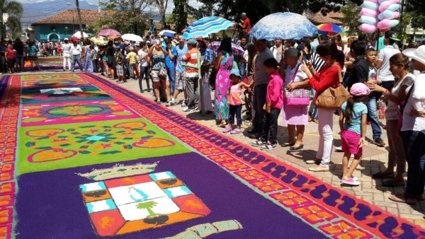 Arte y devoción en alfombras de aserrín en Comayagua