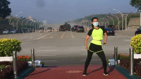 Video viral: profesora de aeróbicos graba sin querer el inicio del golpe de Estado en Birmania