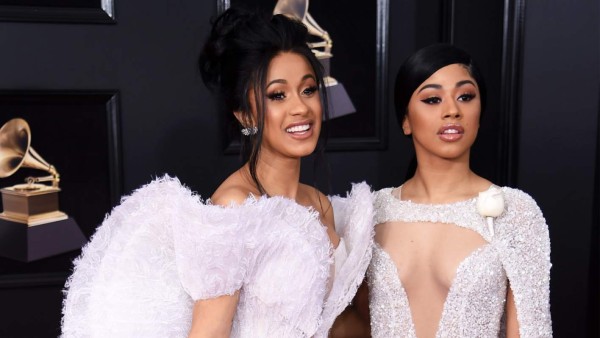 Demandan a Cardi B y su hermana por difamar a simpatizantes de Donald Trump