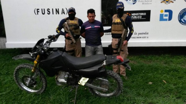 En punto de buses arrestan a extorsionador