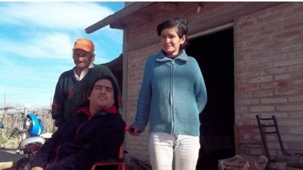 Los recompensan con $100 luego que devolvieron $10 mil encontrados en unas botas