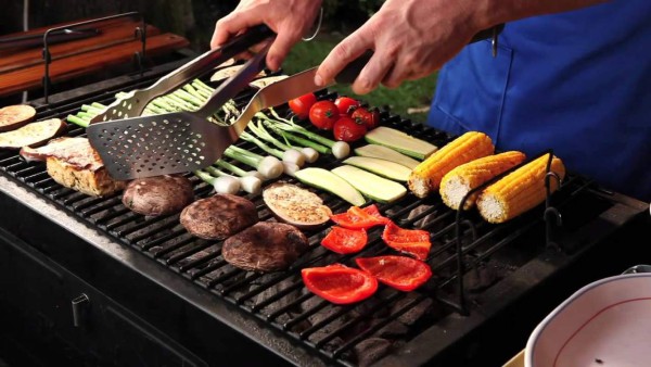 Las cerdas sueltas de los cepillos para limpiar la barbacoa podrían ser peligrosas