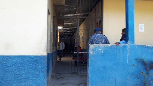 Decomisan armas blancas en el centro penal de Marcala