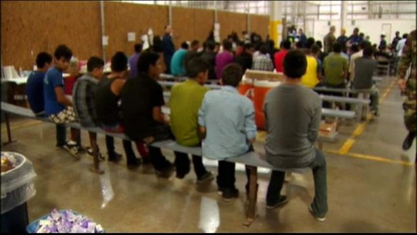 Muestran a niños inmigrantes centroamericanos hacinados en Texas y Arizona