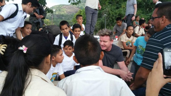 El chef Gordon Ramsay comparte con niños de Chamelecón