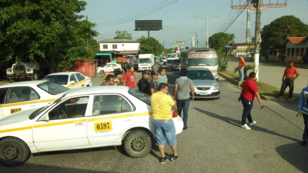 Taxistas se toman puentes de las salidas de El Progreso, Yoro