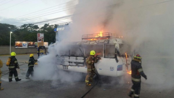 Cuatro hombres encapuchados incendian un bus en San Pedro Sula