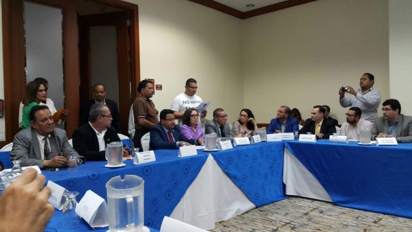 Miguel Briceño, líder del movimiento de los indignados, leyó un pronunciamiento frente a los miembros de la Maccih.