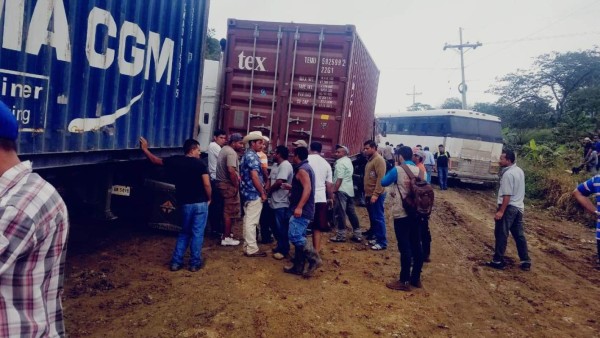 Derrumbe mantiene tráfico lento en carretera internacional CA-4