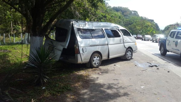 Se les estalla llanta a busito y se accidentan en Choloma