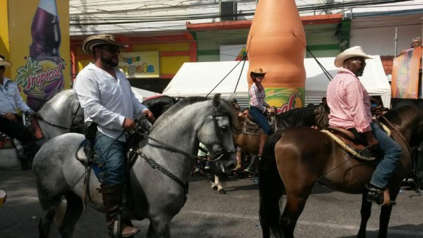 Colorido y belleza en desfile de carrozas y comparsas de La Ceiba