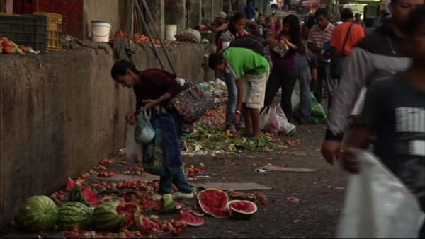 Video: Venezolanos buscan comida en medio de la basura