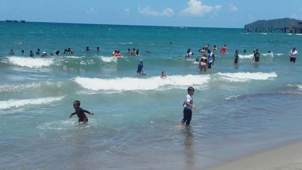 Agradable ambiente se disfruta en las playas de Tela, Atlántida