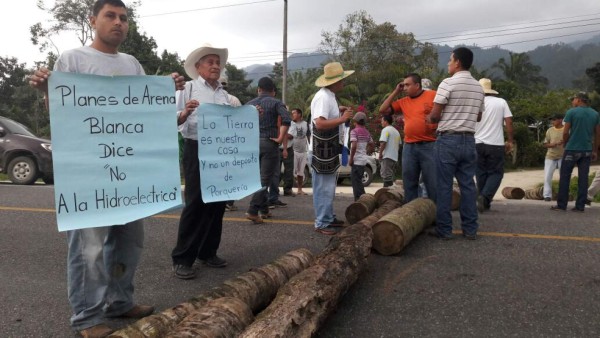 Amanece tomada la carretera entre El Progreso y Tela
