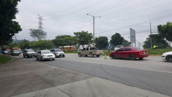 Habilitan carril para agilizar tráfico en el bulevar del este