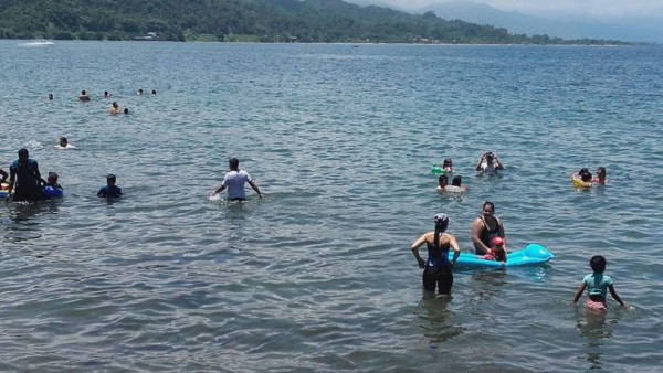 Cientos de veraneantes disfrutan del mar en Omoa, Cortés
