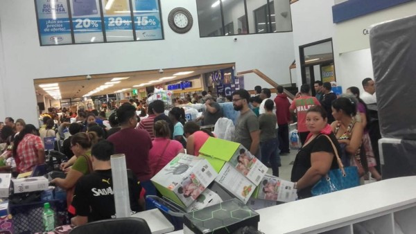 Así viven los hondureños la fiebre del 'Black Friday'