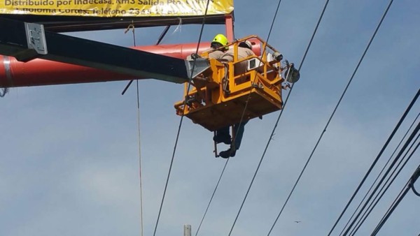Bomberos rescatan a hombre que estaba a punto de caer en cables de alta tensión