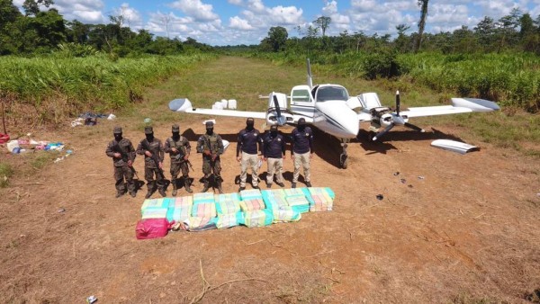 Dos avionetas caen en pista: en una hallan 568 kilos de cocaína