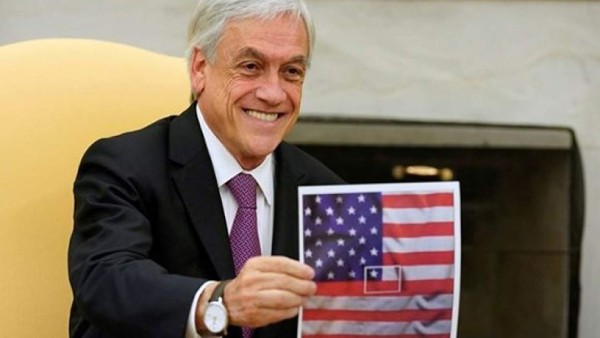 Piñera exhibe una curiosa bandera de EEUU en reunión con Trump