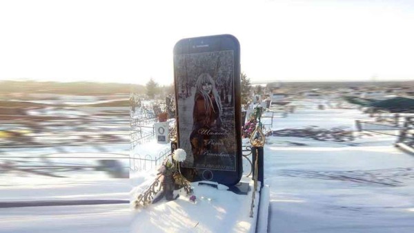 Un padre manda a hacer una lápida a su hija en forma de iPhone porque vivía 'pegada' a su teléfono
