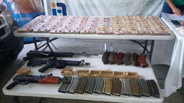 Capturan a contadora de la pandilla 18 con 113 mil lempiras, armas y notas extorsivas