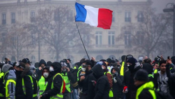 Francia suspende subida de impuesto a combustibles tras masivas protestas