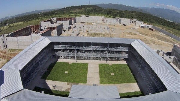 'Trabajaremos duro para terminar la cárcel”: Juan Orlando Hernández