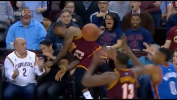 LeBron James deja en camilla a una mujer