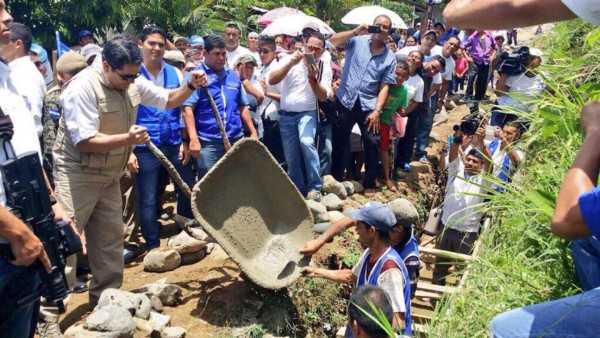Hernández supervisa obras de mitigación en Cofradía que benefician a 3,000 personas