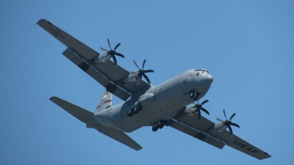 Mueren 22 personas al estrellarse avión militar en Ecuador