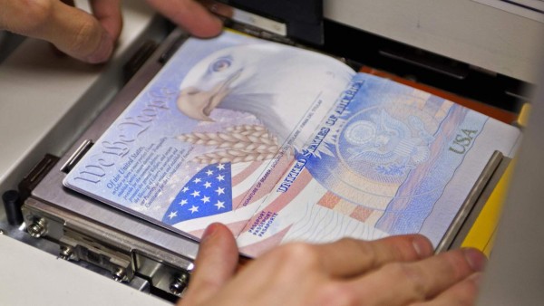 EEUU niega pasaportes a hispanos en la frontera con México, según The Post
