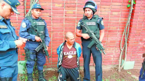 Capturan a policía municipal en posesión de una chimba   