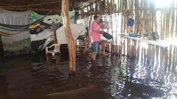 Marejada en el sur de Honduras inunda restaurantes