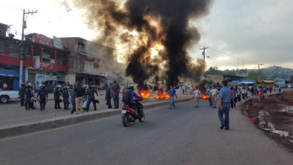 Bloqueo de carretera en la colonia Villanueva de Tegucigalpa.