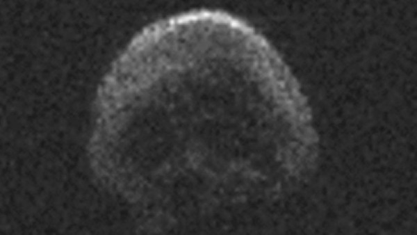 La Tierra sobrevive al asteroide con forma de calavera
