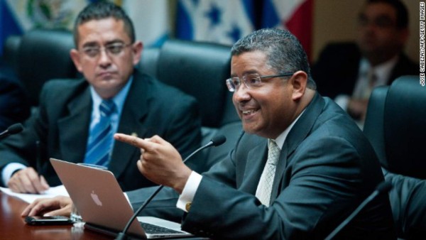 Gobierno salvadoreño pide a fiscal procesar a expresidente Flores 
