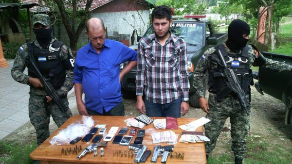 Capturan a dos hombres en vivienda allanada en Santa Bárbara