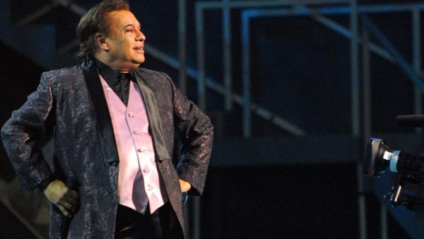 El beso a un narco y los escándalos de Juan Gabriel