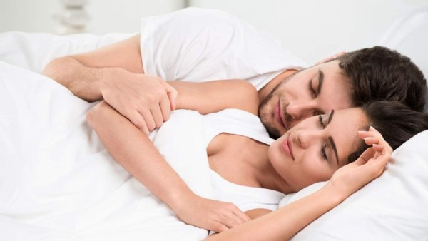¿Necesita dormir mejor? Busque pareja