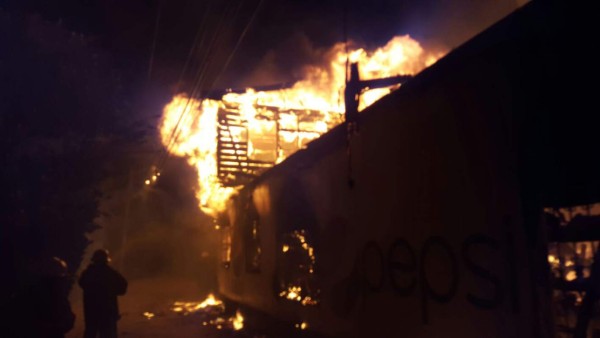 Incendio consume un negocio y una vivienda en Roatán