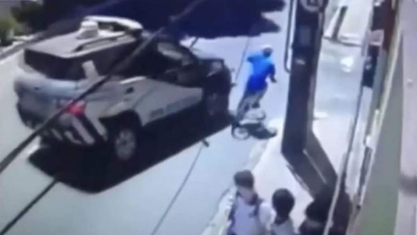 Roba, escapa en bicicleta y luego lo atropella la Policía