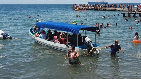 Cientos de veraneantes disfrutan del mar en Omoa, Cortés